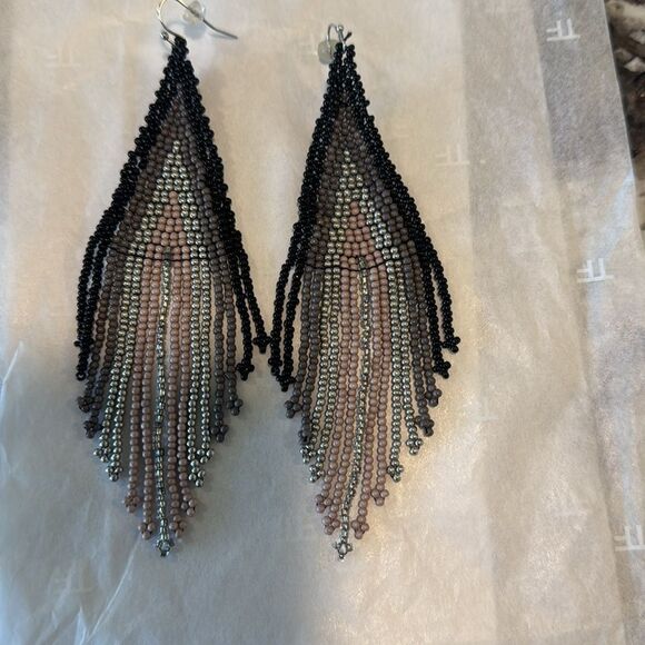 These gorgeous Free People ombré earrings feature black, grey, and silver tones. - Picture 3 of 4